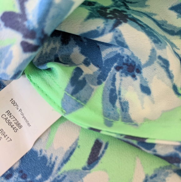 ⭐Green J. Crew Factory Photo Floral U- Shaped Hem Blouse Medium ⭐ - Picture 4 of 6